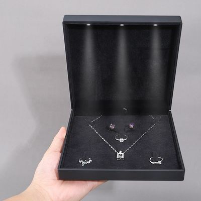 Beli Custom Scratchproof LED Jewelry Box Luxury Pendant Packaging Set Soft Velvet Lining online manufacture