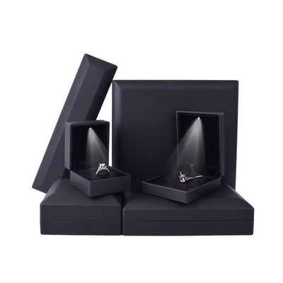 China manufaktur Grosir kualitas tinggi Led Perhiasan kotak Kemasan Kalung Gelang cincin Perhiasan Kotak Logo Custom High End Hitam Plastik Led Perhiasan Kotak dengan Cahaya