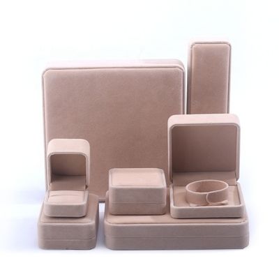 Grosir manufaktur Hign End Perhiasan Kotak kemasan Logo Custom Disesuaikan Kalung Mewah Gelang Earring Cincin Kemasan Velvet Beige Perhiasan Kotak