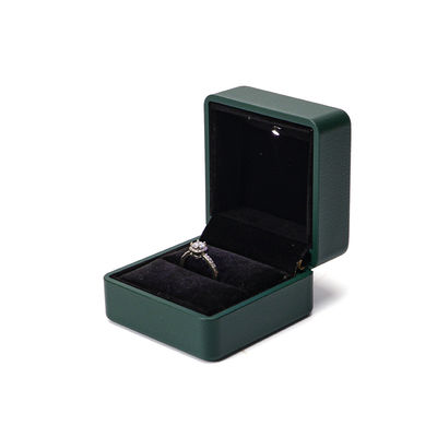 Custom Ring Packaging Solution Lighted Green Leather Jewelry Box dengan Lining Sutra dan Logo