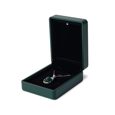 Custom Ring Packaging Solution Lighted Green Leather Jewelry Box dengan Lining Sutra dan Logo