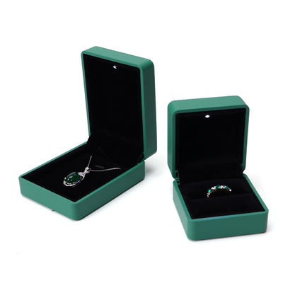 Custom Ring Packaging Solution Lighted Green Leather Jewelry Box dengan Lining Sutra dan Logo