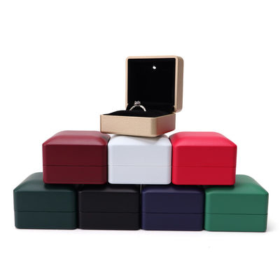 Custom Ring Packaging Solution Lighted Green Leather Jewelry Box dengan Lining Sutra dan Logo