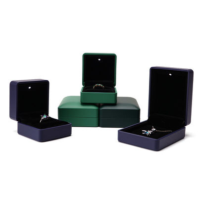 Custom Ring Packaging Solution Lighted Green Leather Jewelry Box dengan Lining Sutra dan Logo