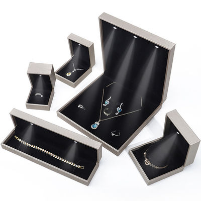 Beli Tasteful Elegant Brushed Grain PU Kulit Perhiasan Packaging Box Case dengan lampu LED online manufacture