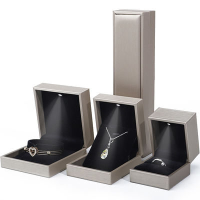 Tasteful Elegant Brushed Grain PU Kulit Perhiasan Packaging Box Case dengan lampu LED