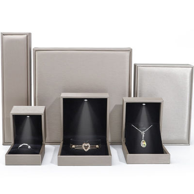 Tasteful Elegant Brushed Grain PU Kulit Perhiasan Packaging Box Case dengan lampu LED