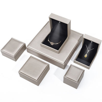 Tasteful Elegant Brushed Grain PU Kulit Perhiasan Packaging Box Case dengan lampu LED