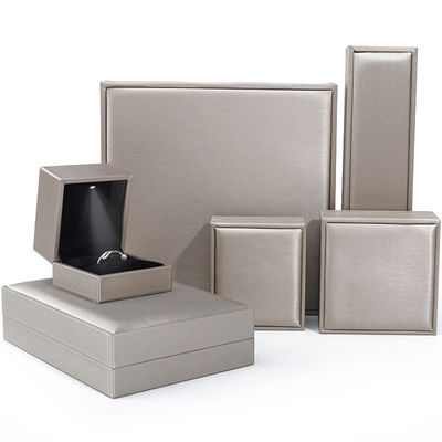 Tasteful Elegant Brushed Grain PU Kulit Perhiasan Packaging Box Case dengan lampu LED