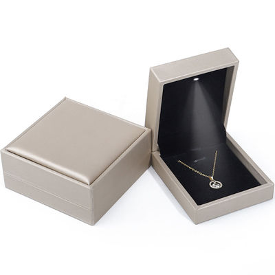 Tasteful Elegant Brushed Grain PU Kulit Perhiasan Packaging Box Case dengan lampu LED