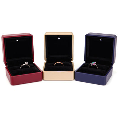 Hanhong Custom Ring Box dengan Light 6.5*6.5*4.5cm Ukuran Kulit Hitam dan Bahan Velvet