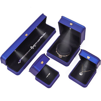 Kotak Perhiasan LED Kulit Palsu Biru Glossy Lancang untuk Tampilan Penyimpanan Mewah
