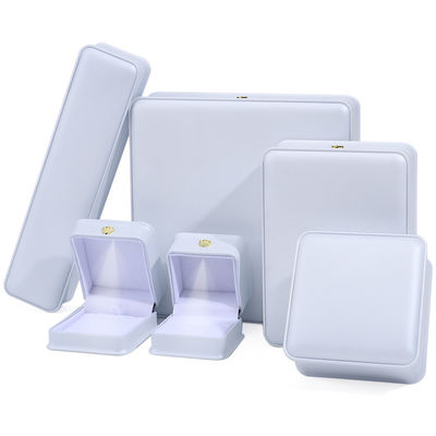 Beli Custom Logo Mewah Perhiasan Packing Box Baru persegi panjang Putih Piano Cat LED Ring Perhiasan Box online manufacture