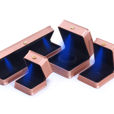 Custom Luxury Crown Jewelry Packaging Box dengan LED Light dan Plastic Velvet Material