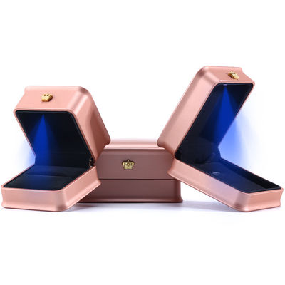 Custom Luxury Crown Jewelry Packaging Box dengan LED Light dan Plastic Velvet Material
