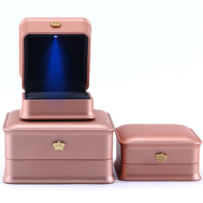 Custom Luxury Crown Jewelry Packaging Box dengan LED Light dan Plastic Velvet Material