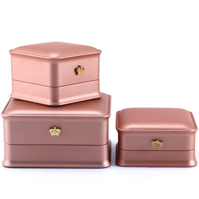 Custom Luxury Crown Jewelry Packaging Box dengan LED Light dan Plastic Velvet Material