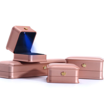 Custom Luxury Crown Jewelry Packaging Box dengan LED Light dan Plastic Velvet Material
