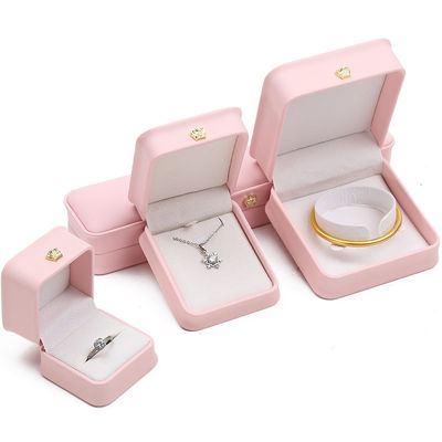 Beli 10*10*5cm Kotak Perhiasan Kulit Pink untuk Gelang Mahkota Gelang dan Cincin Logo Khusus online manufacture