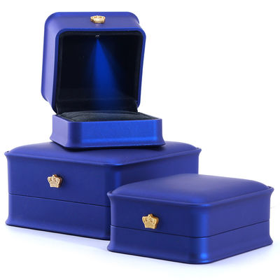 Custom Luxury Crown Jewelry Packaging Box dengan lampu LED dan desain terbaru buatan tangan