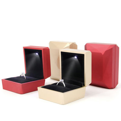 Custom Logo PU Plastik Perhiasan Kemasan Kotak dengan Lampu LED Hanhong Luxury Ring Box