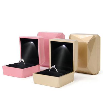 Custom Logo PU Plastik Perhiasan Kemasan Kotak dengan Lampu LED Hanhong Luxury Ring Box