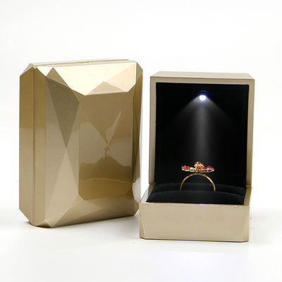 Custom Logo PU Plastik Perhiasan Kemasan Kotak dengan Lampu LED Hanhong Luxury Ring Box