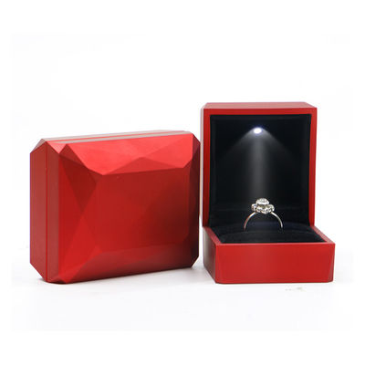 Custom Logo PU Plastik Perhiasan Kemasan Kotak dengan Lampu LED Hanhong Luxury Ring Box