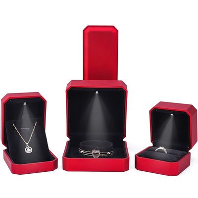 Beli Kothak Tampilan Perhiasan Mewah dengan Lampu LED dan Logo Khusus Cat Merah 10*10*5cm online manufacture