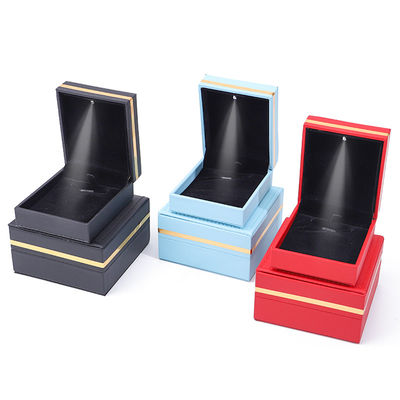 Custom PU Kulit LED Kotak Perhiasan Emas Trim Perhiasan Pemegang Kasus Untuk Earrings Cincin