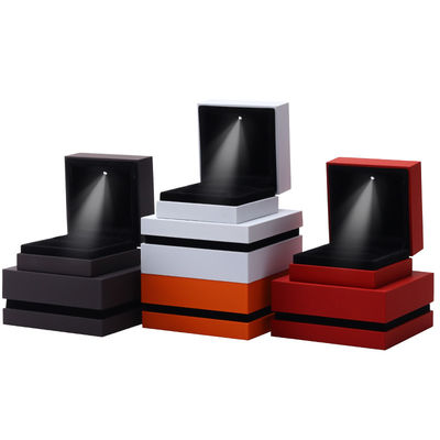 9*9*3.5cm Jewelry Box Organizer dengan Logo Baked Lacquered Black Rimmed LED Ring Box