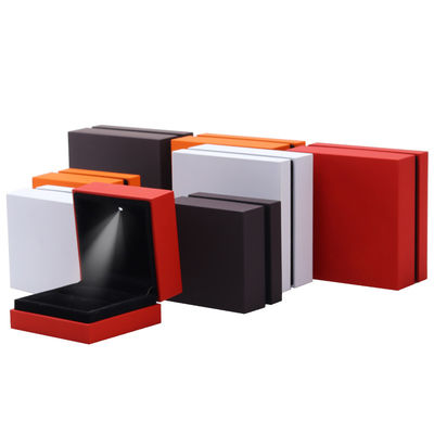 9*9*3.5cm Jewelry Box Organizer dengan Logo Baked Lacquered Black Rimmed LED Ring Box