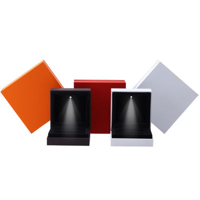 9*9*3.5cm Jewelry Box Organizer dengan Logo Baked Lacquered Black Rimmed LED Ring Box