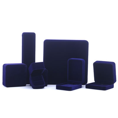 Grosir manufaktur China kotak perhiasan mewah buatan tangan kotak cincin kemasan perhiasan logo kustom mewah persegi suede beludru biru kotak perhiasan
