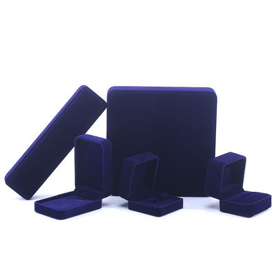Grosir manufaktur China kotak perhiasan mewah buatan tangan kotak cincin kemasan perhiasan logo kustom mewah persegi suede beludru biru kotak perhiasan