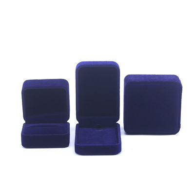 Grosir manufaktur China kotak perhiasan mewah buatan tangan kotak cincin kemasan perhiasan logo kustom mewah persegi suede beludru biru kotak perhiasan
