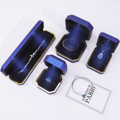 Customisable Exquisite Matte Jewelry Packaging Box Soft Velvet Interior dengan Lampu LED