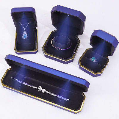 Customisable Exquisite Matte Jewelry Packaging Box Soft Velvet Interior dengan Lampu LED