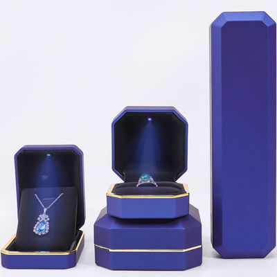 Customisable Exquisite Matte Jewelry Packaging Box Soft Velvet Interior dengan Lampu LED