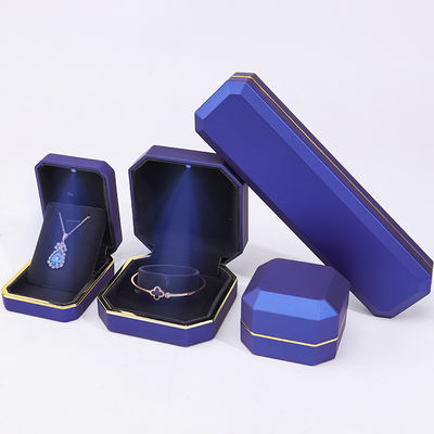 Customisable Exquisite Matte Jewelry Packaging Box Soft Velvet Interior dengan Lampu LED