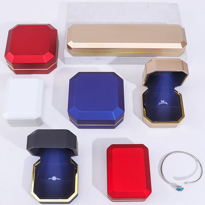 Beli Customisable Exquisite Matte Jewelry Packaging Box Soft Velvet Interior dengan Lampu LED online manufacture