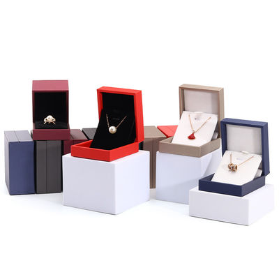Kotak perhiasan kulit buatan tangan untuk cincin dan kalung kemasan mewah