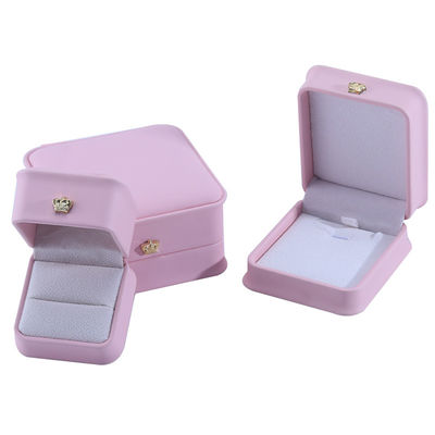 Pink Stud Earrings Bracelet Necklace Ring Kotak Perhiasan Dengan Ukuran Customized PU Kulit