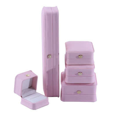 Pink Stud Earrings Bracelet Necklace Ring Kotak Perhiasan Dengan Ukuran Customized PU Kulit