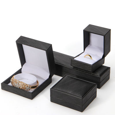 Beli Kotak Perhiasan Kulit PU Berlapis Beige 2022 Paket Perhiasan Dengan Kotak Cincin Cetak Khusus online manufacture