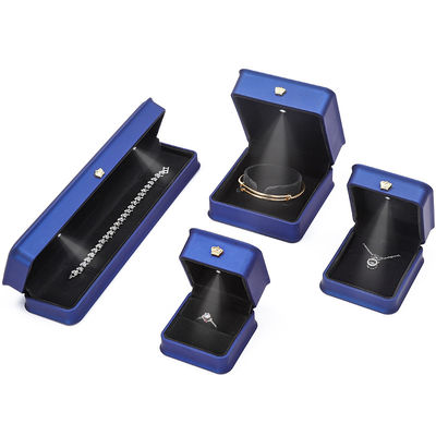Soft Convex PU Kulit LED Perhiasan Storage Box Mewah Perhiasan Case Warna Biru Hitam