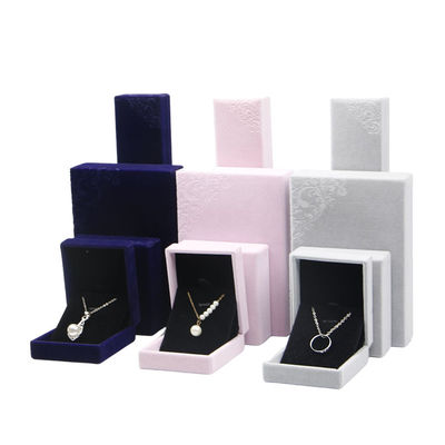 Kotak kemasan perhiasan biru yang dibuat tangan untuk kalung beludru dan cincin biru saya