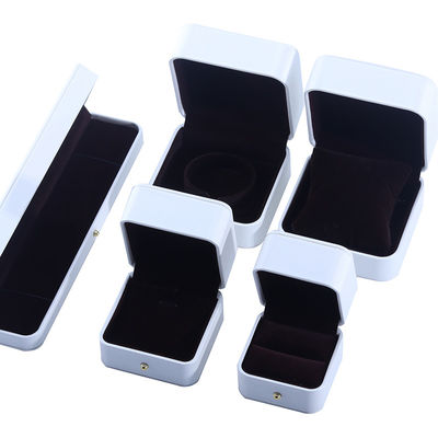 Kotak kemasan perhiasan kulit PU putih untuk anting kalung pernikahan cincin 9.5*9.5*6cm