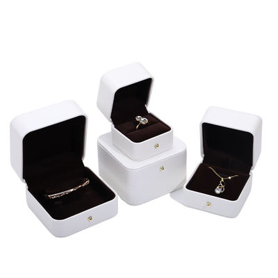 Kotak kemasan perhiasan kulit PU putih untuk anting kalung pernikahan cincin 9.5*9.5*6cm