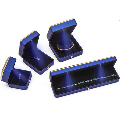 Gelang Kalung Earrings Cincin Kotak Perhiasan dengan bahan ramah lingkungan dan lampu LED